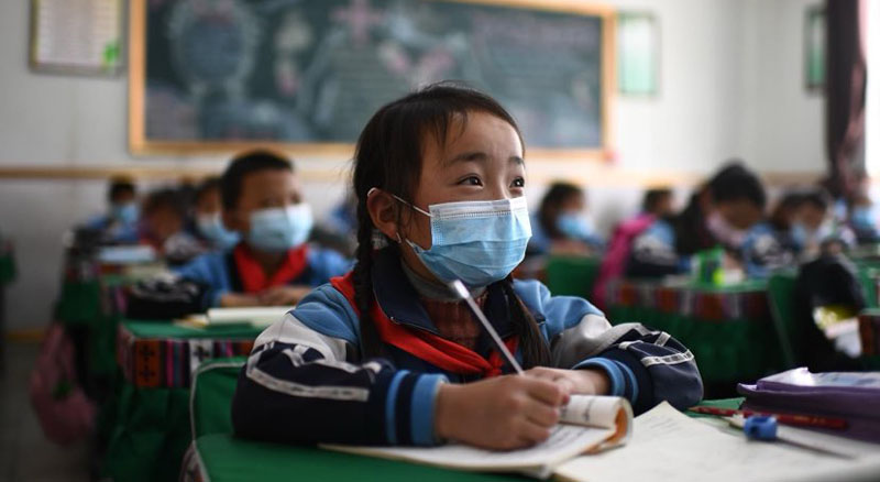 A Chinese teacher organises activities for Tibetan students at a school in Tibet. (Photo:file)