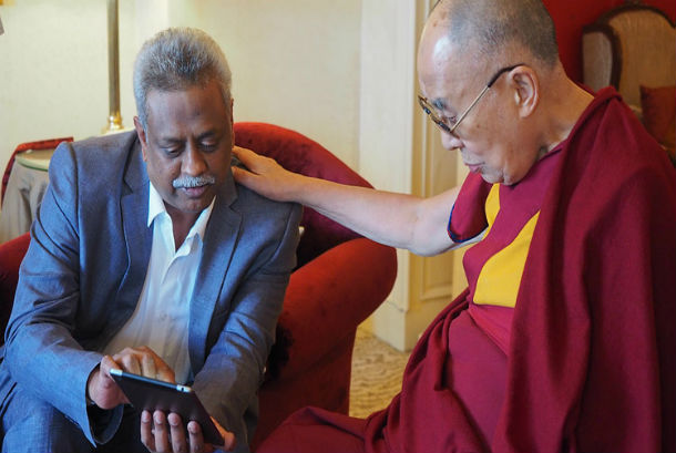 Bharath Subbarao demonstrating the new 'Mandala' app to His Holiness the Dalai Lama in Bengaluru, Karnataka, India on December 25, 2017. Photo: Jeremy Russell