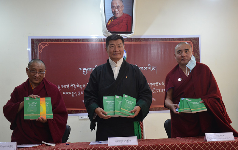Dr Lobsang Sangay, president of Central Tibetan Administration, Karma Gelek Yuthok, Minister for Department of Religion and Culture, and Ven Redo Sangay, a teacher of literature and art at Kirti monastery launched ‘The necklace for intelligent students’ composed by Kyabje Kirti Rinpoche on January 29,2021. Photo:TPI/Yangchen Dolma