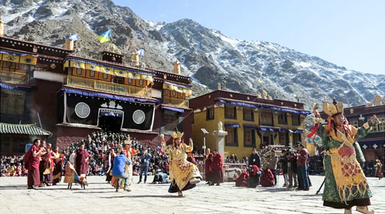 Tibetan monks engage in religious activities in Tibet. Photo: File