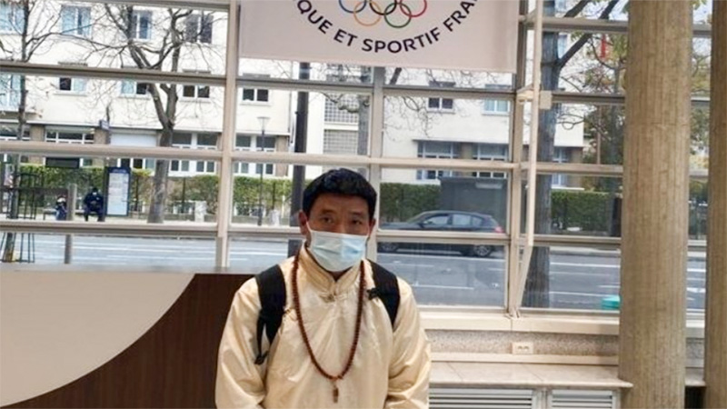 Tibetan filmmaker Dhondup Wangchen at the National Olympic Committee of France. Photo: SFT France