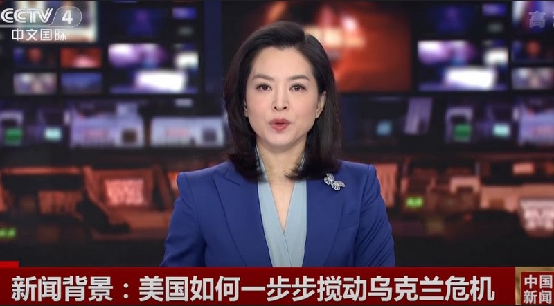Translation of the news ticker by CCTV-4, broadcasting outside China: "Media background: How the US is stoking the Ukrainian crisis step by step". Photo: CCTV-4 