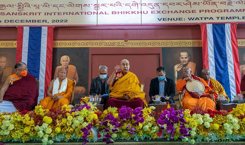 His Holiness the Dalai Lama addressing the assembly at Wat-pa Thai Temple in Bodhgaya, December 27, 2022. Photo: OHHDL/ Tenzin Choejor