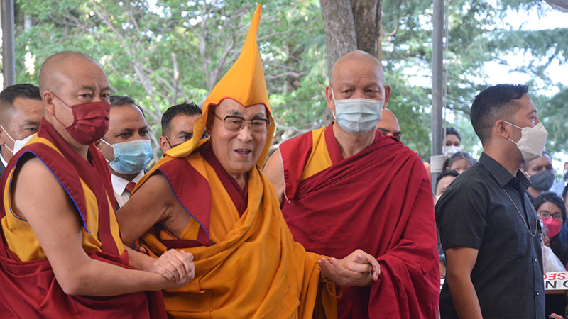 His Holiness the Dalai Lama walked out into the courtyard of the temple, smiling and greeting the audience that had gathered to welcome him, June 24, 2022. Photo: TPI