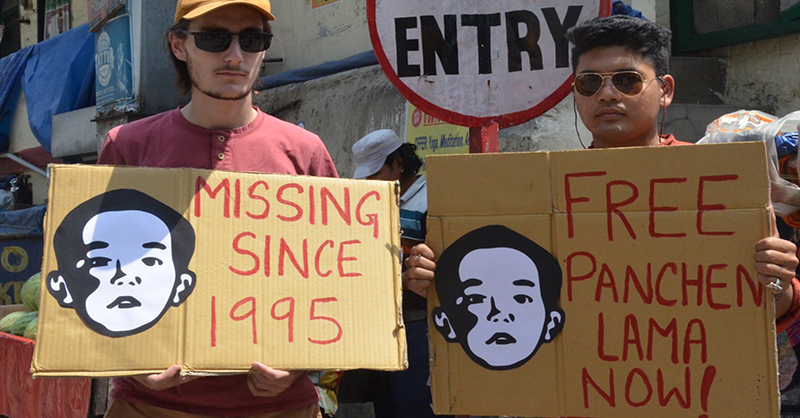 SFT activists holding banners of the Free Panchen Lama at Dolma Chowk in Mcleod Ganj, May 17, 2022. photo: TPI