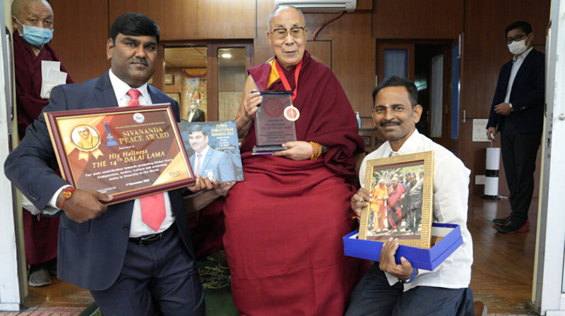 His Holiness the Dalai Lama presented the Sivananda Peace Award by Prince Mabheka Zulu, President of the Sivananda World Peace Foundation, on November 1, 2022. Photo: OHHDL