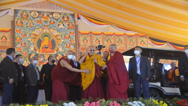 His Holiness the Dalai Lama waving to audience on the first of teaching, December 29, 2023. (Photo:TPI)