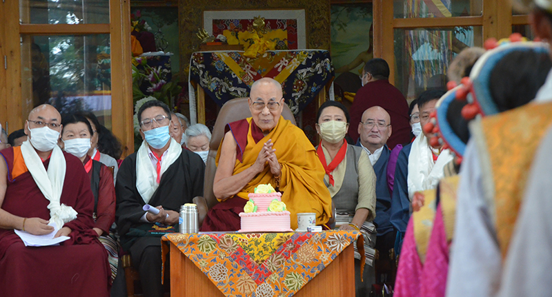 His Holiness the Dalai Lama celebrates his 88th birthday with top officials of the CTA and Tibetans around Dharamshala, on July 6, 2023. (Photo:TPI/Yangchen Dolma)