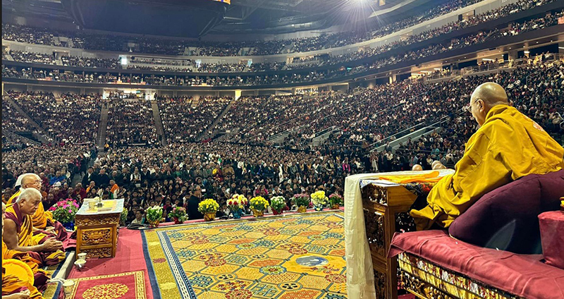 His Holiness the Dalai Lama speaks to 17,000 people at the long life prayer offered to him by the Tibetan, Mongolian and Himalayan communities in North America on August 22, 2024. (Photo: Tenzin Jamphel/OHHDL)