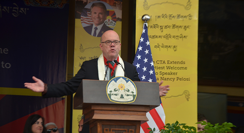 Representative Jim McGovern speaking to the Tibetans gathering in Tibetan Main Temple, Dharamshala, June 19, 2024. (Photo: TPI)