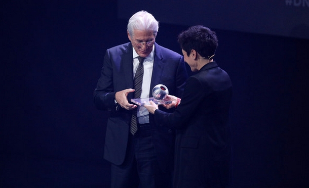 Richard Gere receives the Honorary Award of the German Sustainability Awards 2019. (Photo courtesy: Florian Ebener/Getty Images Europe)