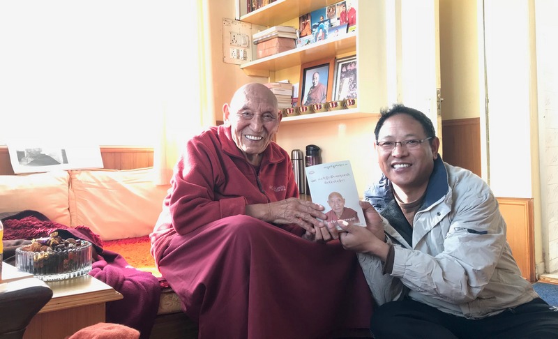 Yeshe Choesang, editor of the Tibet Post International with Ven Palden Gyatso, Tibetan political prisoner, at residence in Dharamshala, India, in January 2018. Photo: TPI/Yangchen Dolma