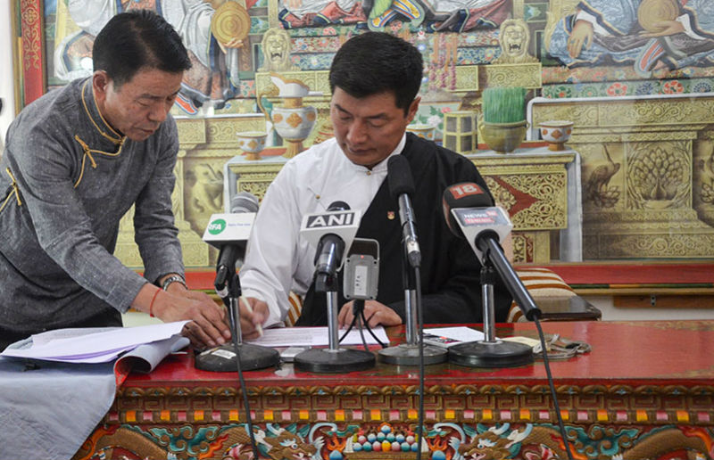 President Dr Lobsang Sangay signing Tibetan parliament's Electoral Amendments into Law, at a press conference in Dharamshala, India, on October 3, 2018. Photo: TPI/Yangchen Dolma