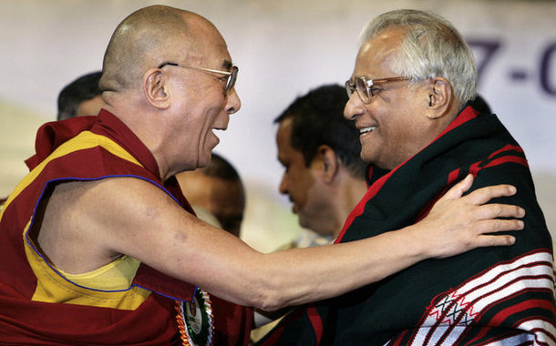 His Holiness the Dalai Lama with former Indian Defence Minister George Fernandes during a function in Bangalore, Januar 17, 2008. Photo: Getty Images
