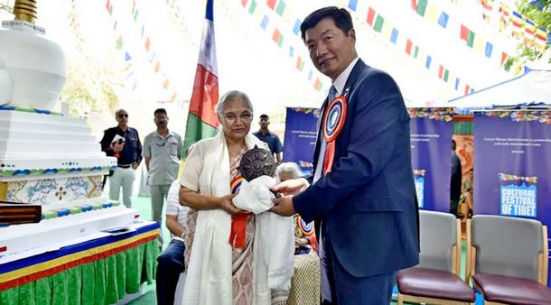 President Dr Lobsang Sangay with former Delhi CM Smt Sheila Dikshit at the inaugural ceremony of Cultural Festival of Tibet, IIC, April 2, 2018. Photo: CTA/DIIR