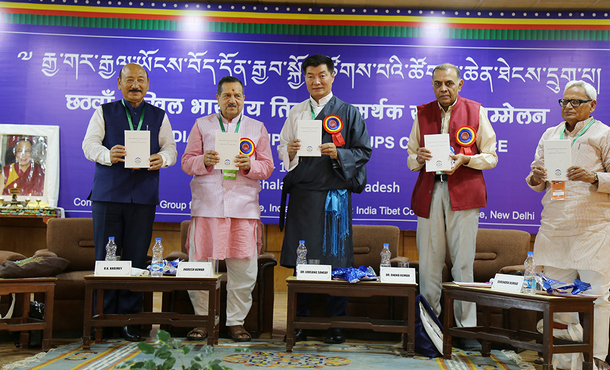The esteemed speakers unveil Hindi translation of CTA’s publication titled ‘Tibet was Never Part of China but the Middle Way Approach Remains a Viable Solution’, in Dharamshala, India, on June 15, 2019. Photo: CTA/DIIR