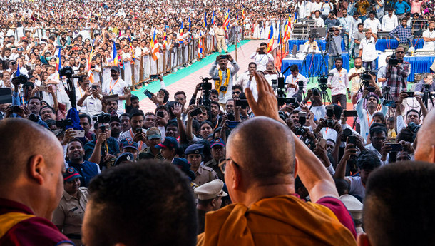 His Holiness waving to the crowd at PES College of Physical Education in Aurangabad, Maharashtra, India on November 24, 2019. Photo by Tenzin Choejor