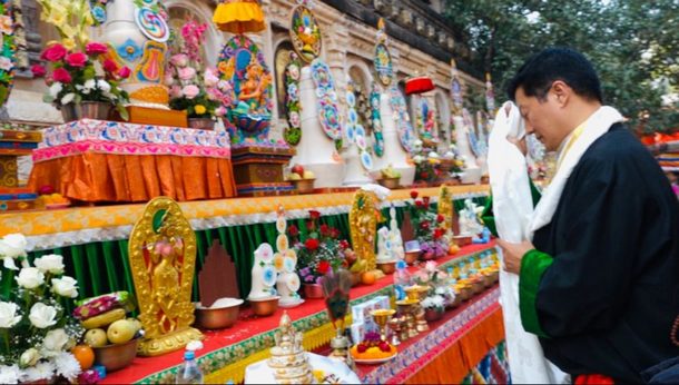 President offers prayers under the Bodhi tree at the ongoing Nyingma Monlam Festival, Bodh Gaya. Photo: CTA/DIIR