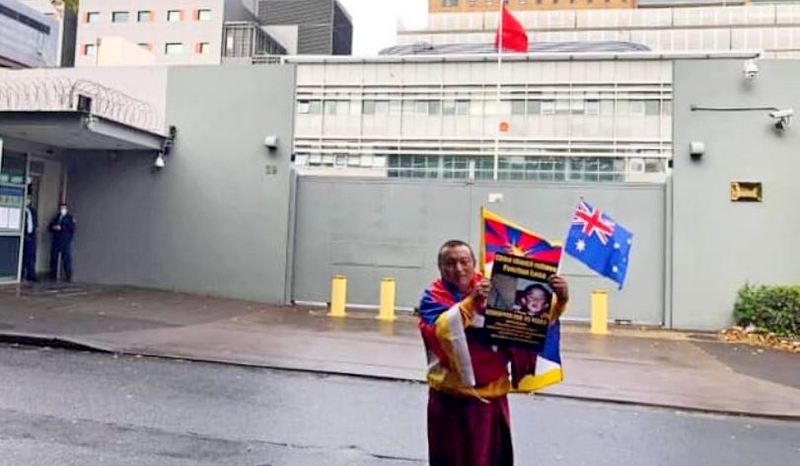 Bagdro, the former political prisoner began a solo protest in front of the Chinese consulate in Sydney, Australia, May 26, 2020. Photo: TPI